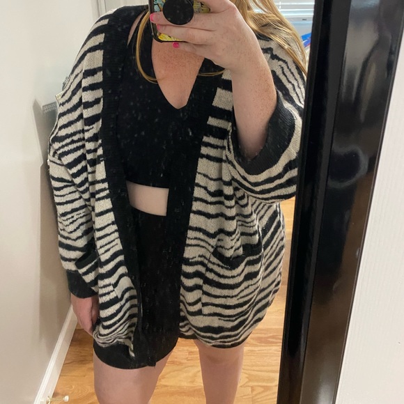 Zebra cardigan size large - Picture 2 of 2